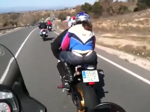 Calcinha fio dental aparecendo na moto #vk9u3vMm