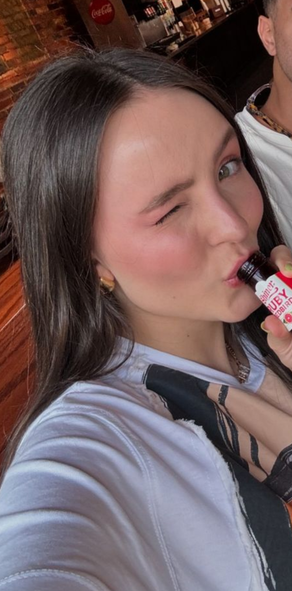 Larissa Manoela e o boquete dos sonhos a putinha provoca #Idhohsxt